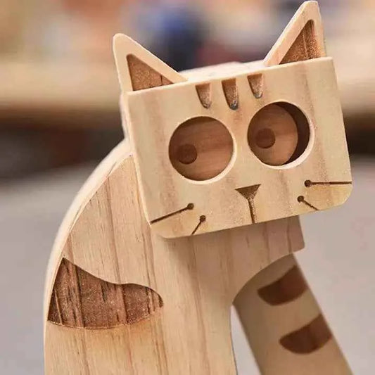 wooden-ramp-walking-animals-curious-cat